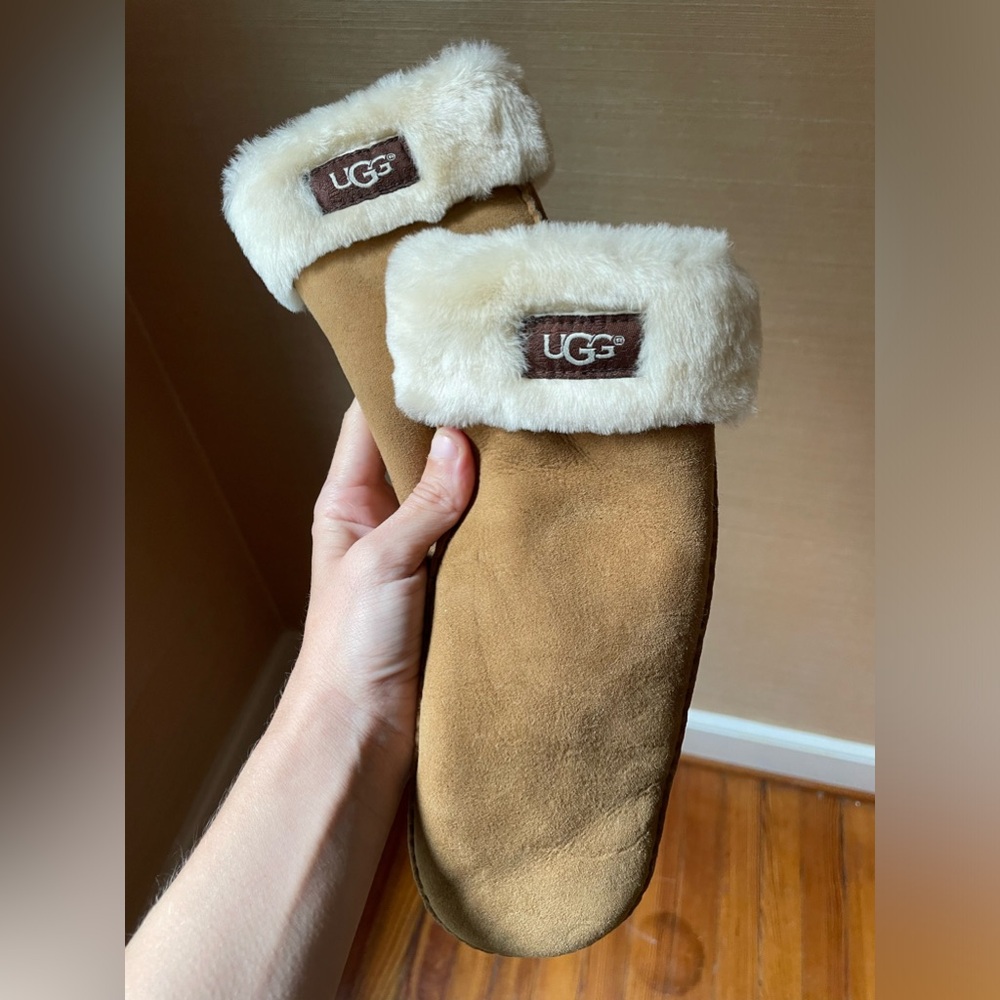 New UGG Women’s Sheepskin Mittens in chestnut
